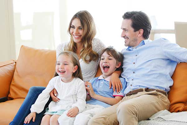 Familia assistindo televisão NOS