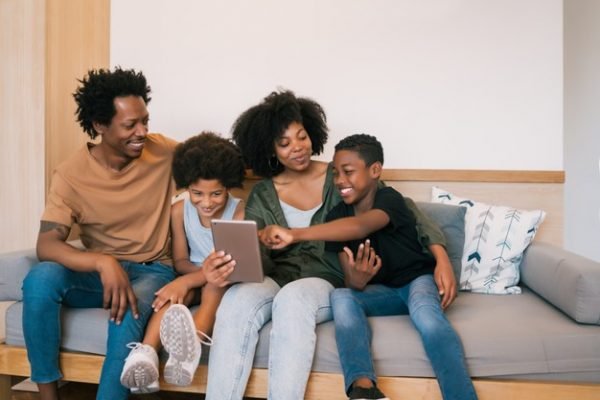 Familia assistindo televisão NOS